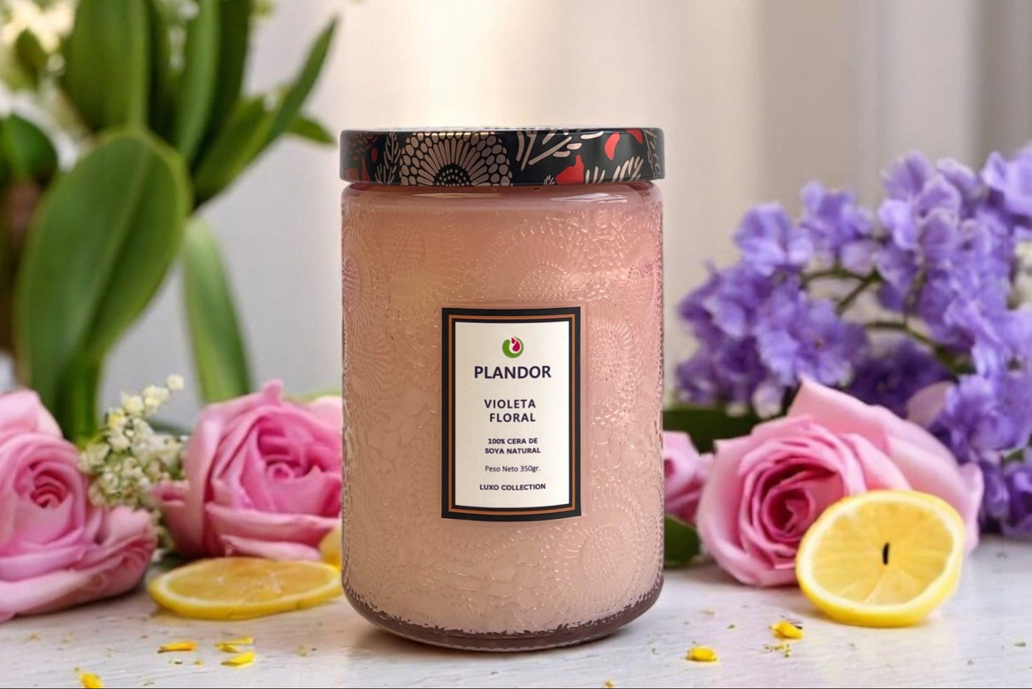Vela Plandor Violeta Floral – Floral y Atemporal (500g, Vidrio con tapa, 100% Cera de Soya Natural)